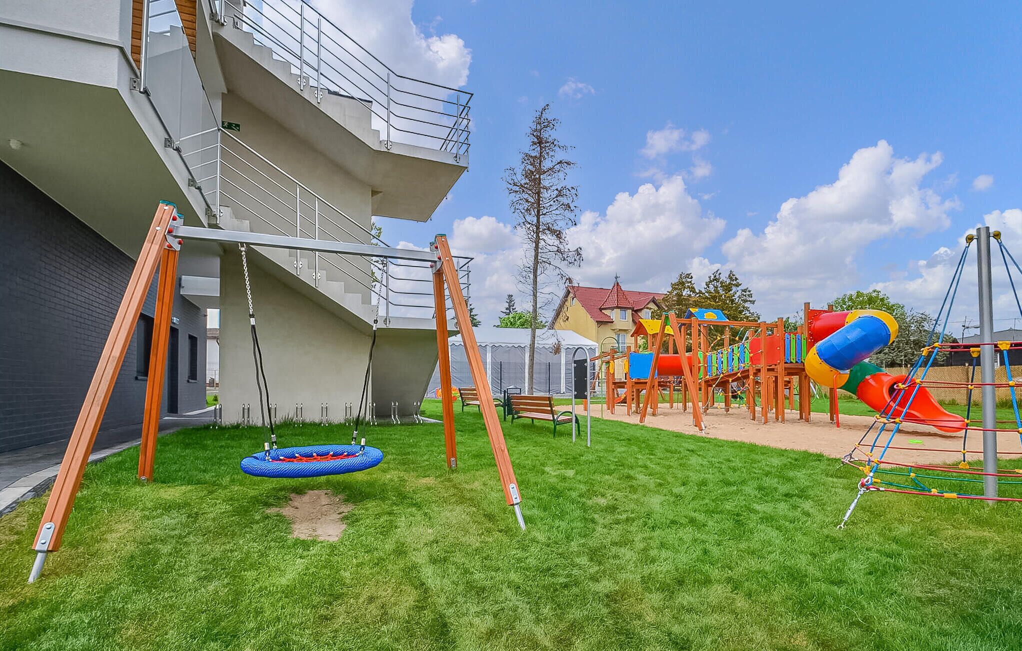 Un parque infantil con columpios, toboganes y estructuras para escalar.