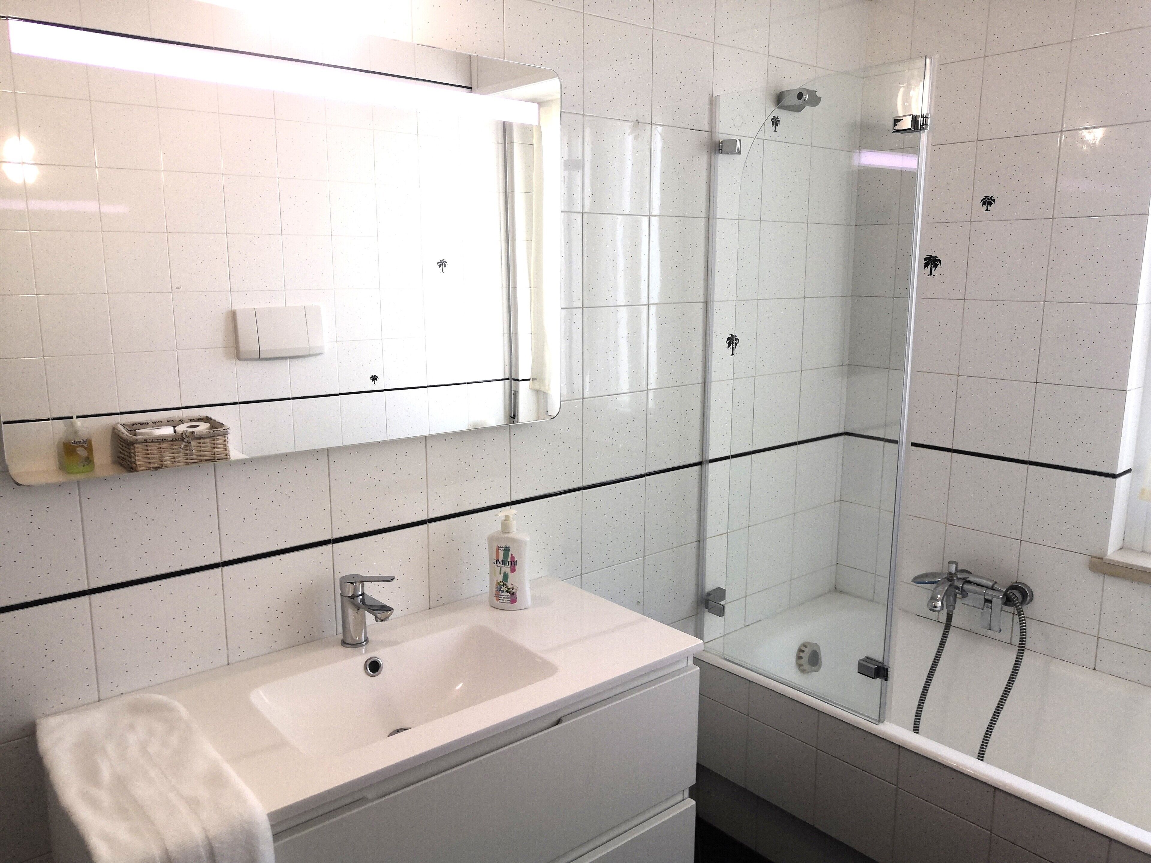 Duschwanne, Haartrockner, Bademäntel, Bidet