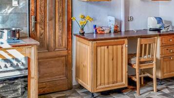 Fridge, stovetop, dishwasher