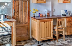 Kühlschrank, Herdplatte, Geschirrspüler, Kochgeschirr/Geschirr/Besteck