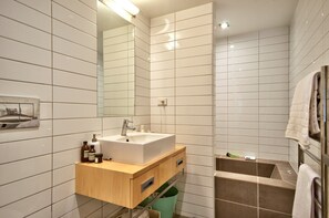 Duschwanne, Handtücher, Seife, Toilettenpapier
