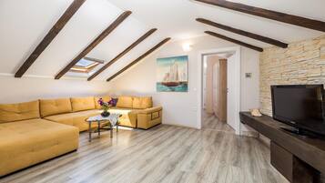 Een televisie en een tafeltennistafel