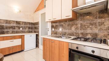 Jääkaappi, uuni, liesi, kahvin-/teenkeitin