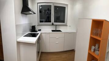 Micro-ondes, four, plaque de cuisson, lave-vaisselle