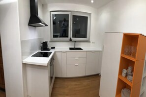 Micro-ondes, four, plaque de cuisson, lave-vaisselle