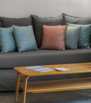 Apartamento clássico | Área de estar | TV de tela plana 30 polegadas com canais a cabo, TV