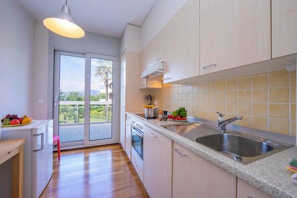 Frigorífico, microondas, horno y placa de cocina