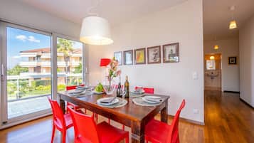 Family Apartment, Multiple Bedrooms, 2 Bathrooms (La Maison du Bonheur) | Dining