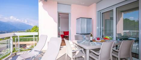 Family Apartment, Multiple Bedrooms, 2 Bathrooms (La Maison du Bonheur) | Outdoor dining