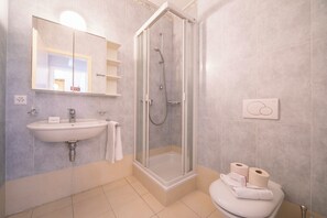 Ducha y bañera combinadas, secador de pelo, bidé y toallas