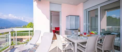 Departamento familiar, varias habitaciones, 2 baños (La Maison du Bonheur) | Restaurante al aire libre