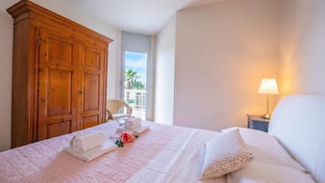 Family Apartment, Multiple Bedrooms, 2 Bathrooms (La Maison du Bonheur) | 3 bedrooms, iron/ironing board, WiFi, bed sheets