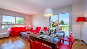 Family Apartment, Multiple Bedrooms, 2 Bathrooms (La Maison du Bonheur) | Dining