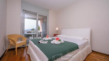 Family Apartment, Multiple Bedrooms, 2 Bathrooms (La Maison du Bonheur) | 3 bedrooms, iron/ironing board, WiFi, bed sheets