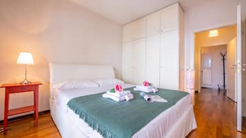 Family Apartment, Multiple Bedrooms, 2 Bathrooms (La Maison du Bonheur) | 3 bedrooms, iron/ironing board, WiFi, bed sheets