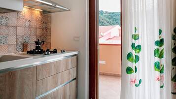 Frigorifero, forno, piano cottura, lavastoviglie