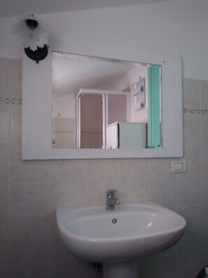 Dusche, Haartrockner, Bidet, Toilettenpapier