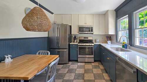 Bright East End 3BD--A/C, Parking, Exclusive Use Patio & Porch, Close to Commercial