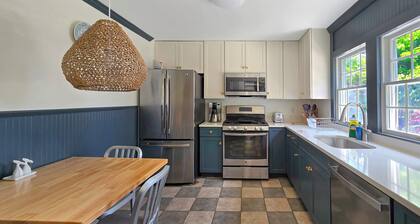 Bright East End 3BD--A/C, Parking, Exclusive Use Patio & Porch, Close to Commercial