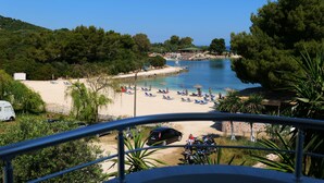 A beach with sun loungers and a clear view of the sea. - Hotel Vila Park Bujari Ksamil (Ksamil)