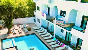A modern hotel with a swimming pool, sun loungers, and a two-story building with balconies. - Hotel Vila Park Bujari Ksamil (Ksamil)