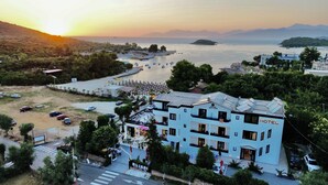 A hotel with a pool, located near a beach with boats and a sunset view. - Hotel Vila Park Bujari Ksamil (Ksamil)