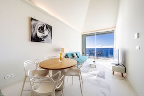 Appartement Panoramique, 2 chambres, vue mer | Coin séjour