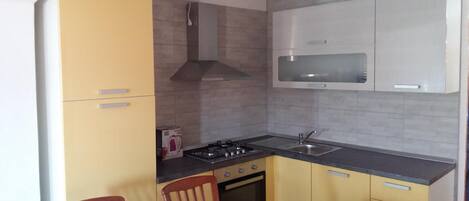 Réfrigérateur, four, plaque de cuisson