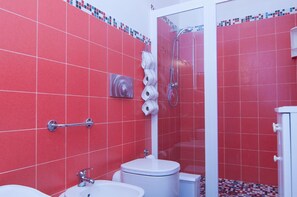 Ducha, secador de pelo y toallas