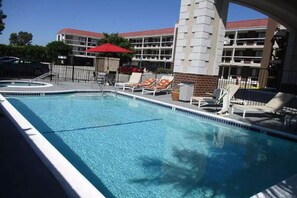Outdoor pool - Surestay Hotel by Best Western Buena Park Anaheim (Buena Park)