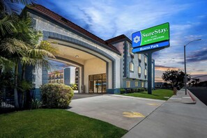 Entrada de un hotel con un gran letrero de SureStay by Best Western.