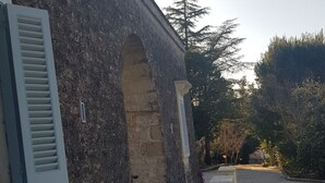 A stone building with a small entrance and steps leading up to it. - Il Trullo del Lauro (Laureto di Fasano)