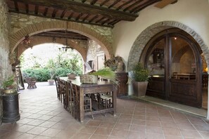 تناول الطعام بالخارج