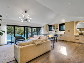 Televisio, takka, videopelejä, DVD-soitin