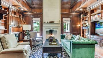 Televisión, chimenea, videojuegos y reproductor de DVD