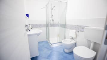 Regadera, secadora de cabello, bidet, jabón