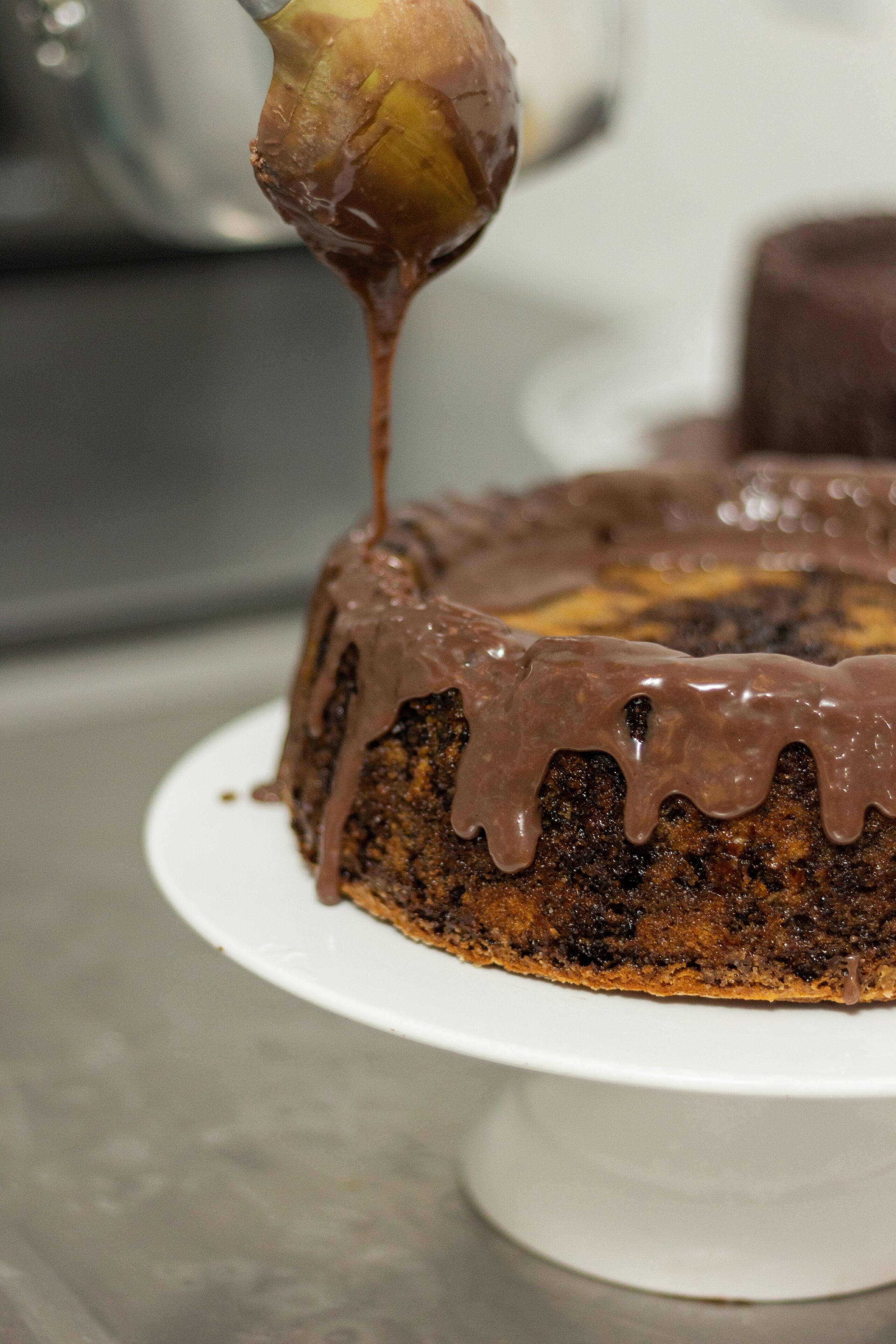 Se vierte un glaseado de chocolate brillante sobre un pastel de chocolate.