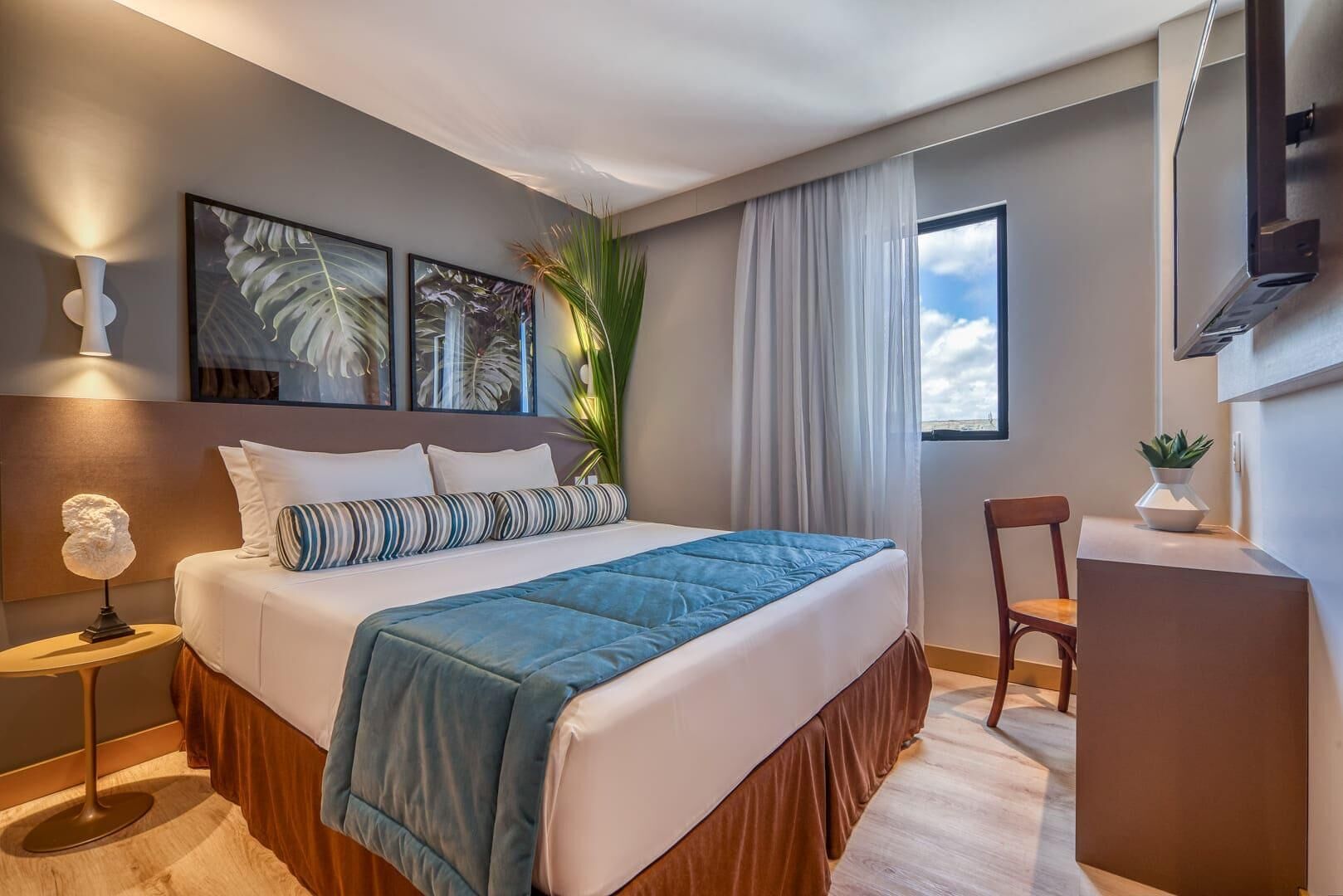 Een minibar, een kluis op de kamer, individueel gedecoreerd, een bureau