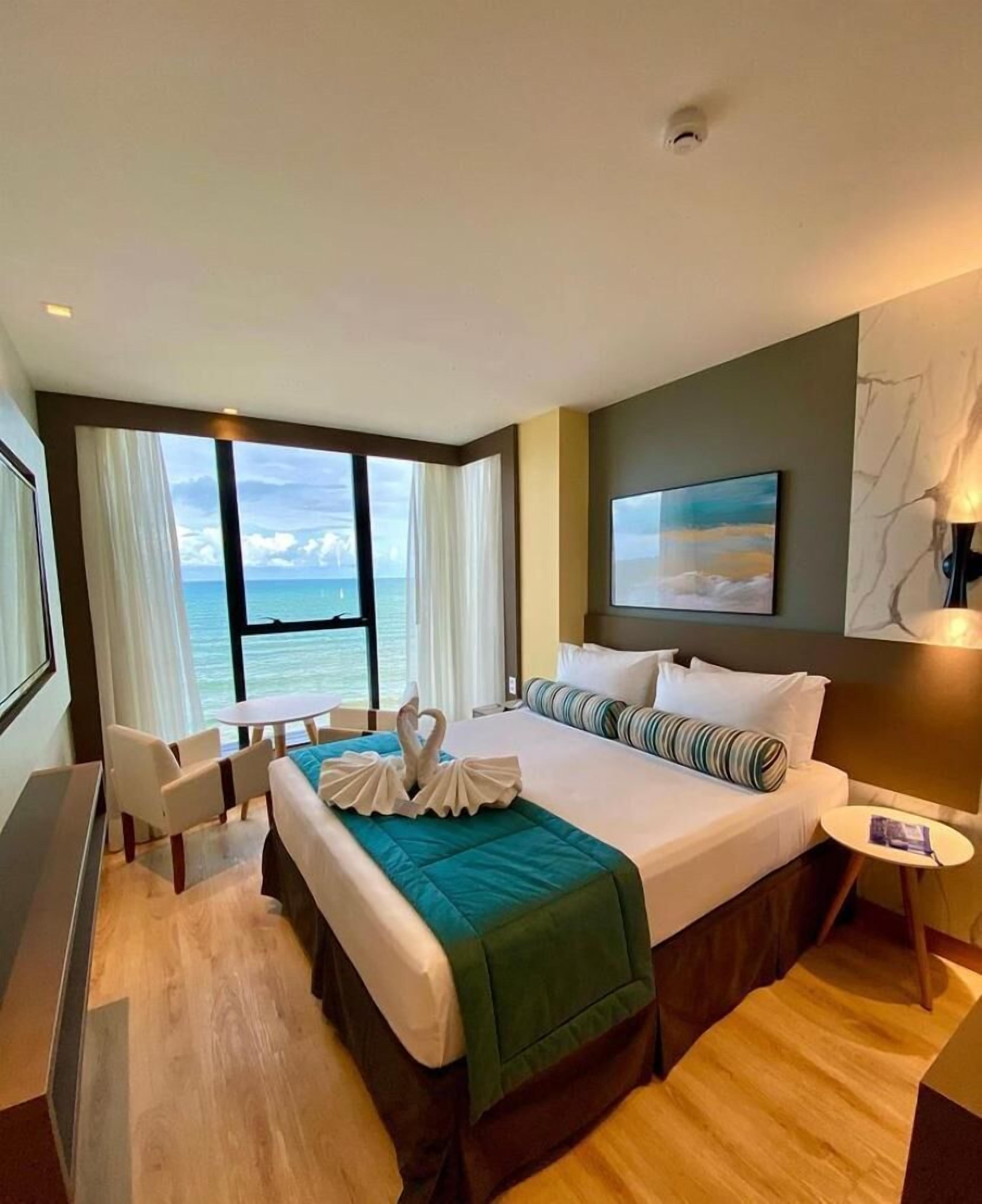 Een minibar, een kluis op de kamer, individueel gedecoreerd, een bureau