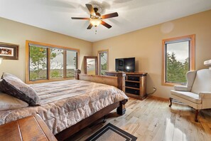 4 bedrooms, desk, free WiFi, bed sheets - 2 King Suites! Spacious Cabin Overlooking the Black Hills above Lead, SD! (Lead)