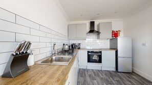 Oven, stovetop, cookware/dishes/utensils - Bridge Apartments by Karah Suites (Lowestoft)