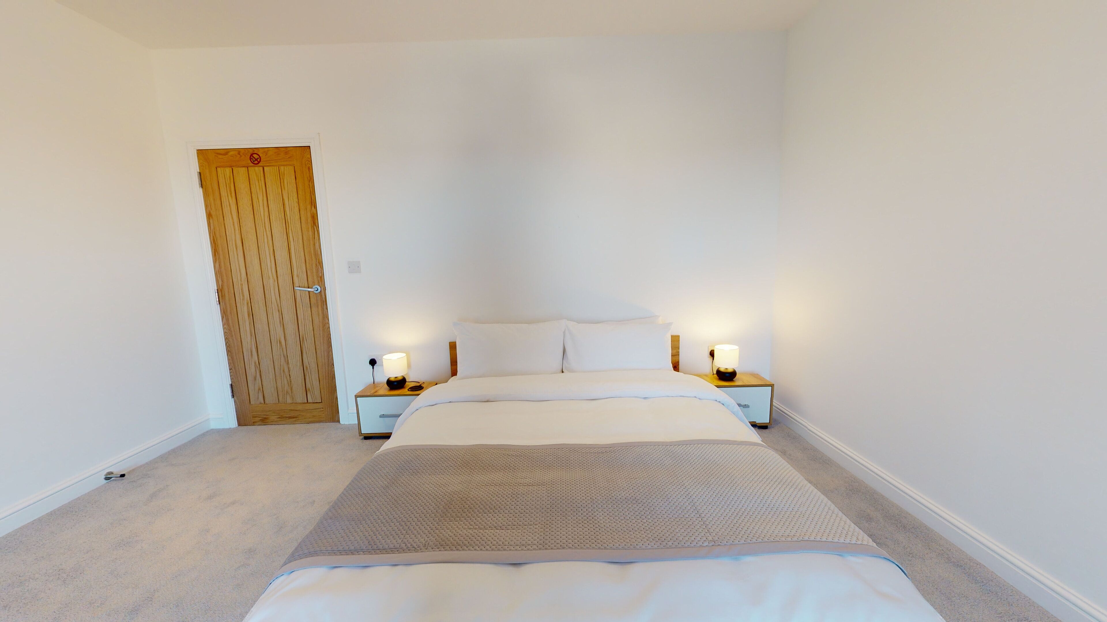 مساحة عمل للكمبيوتر المحمول ومكواة/لوح كي وواي فاي مجانًا