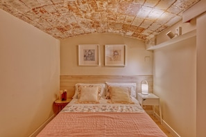 5 bedrooms, soundproofing, travel cot, WiFi