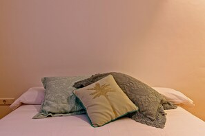 1 bedroom, soundproofing, travel crib, WiFi - Tata's House, junto playa y Barcelona Centro (Masnou)