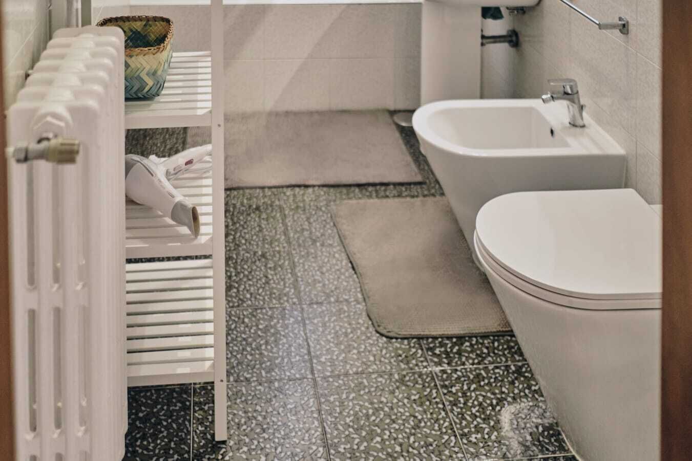 Duschwanne, Haartrockner, Bidet, Handtücher