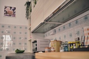 Kühlschrank, Mikrowelle, Herdplatte, Geschirrspüler