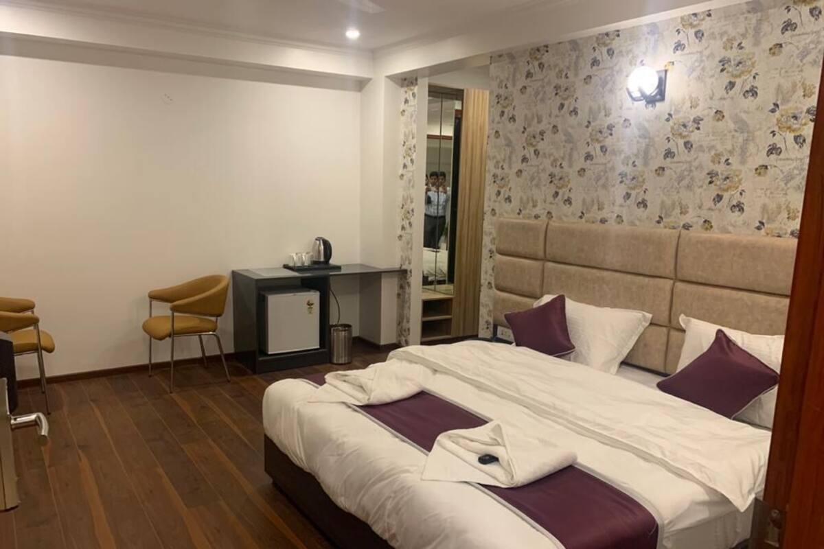 Double Room | In-room safe, individually furnished, desk, laptop workspace