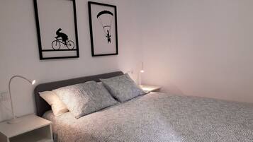 1 slaapkamer, een strijkplank/strijkijzer, gratis wifi, beddengoed