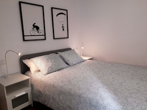 1 habitación, tabla de planchar con plancha, wifi gratis y ropa de cama 