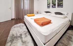 1 bedroom, WiFi (free), bed sheets